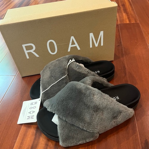 New NWT ROAM Mini Cloud Slippers Charcoal Faux Fur Open Toe Shoes RG52012 US 7.5 - Picture 1 of 8